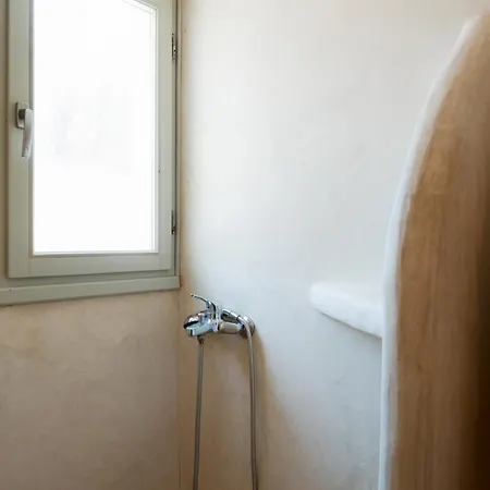 White Retreat * Νάουσα
